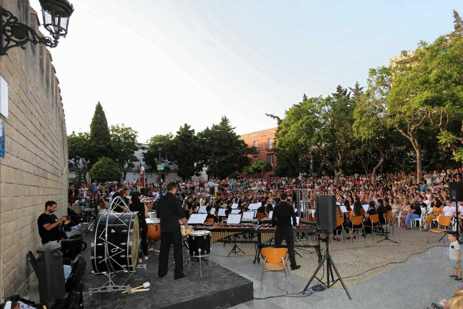 Setenta músicos de la banda municipal Maestro Dueñas ofrecieron un concierto que tuvo mucho éxito.