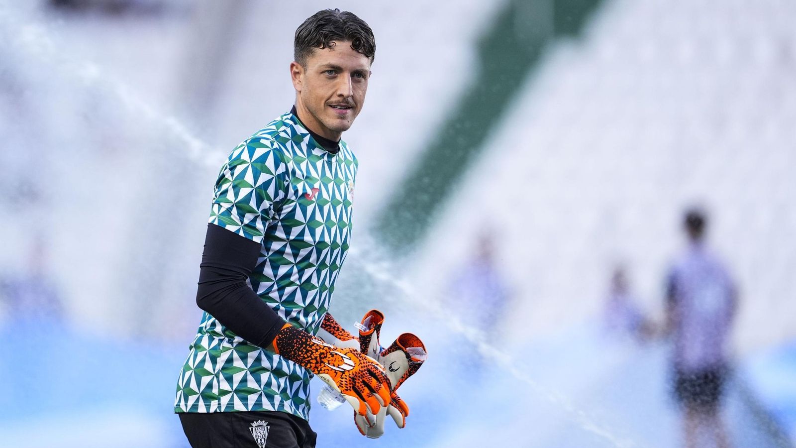 Carlos Marín salta a El Arcángel antes de un partido del Córdoba CF.