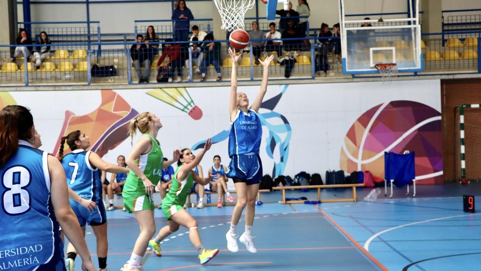 Una jugadora de la UAL encesta en la victoria contra la Universidad de Jaén.