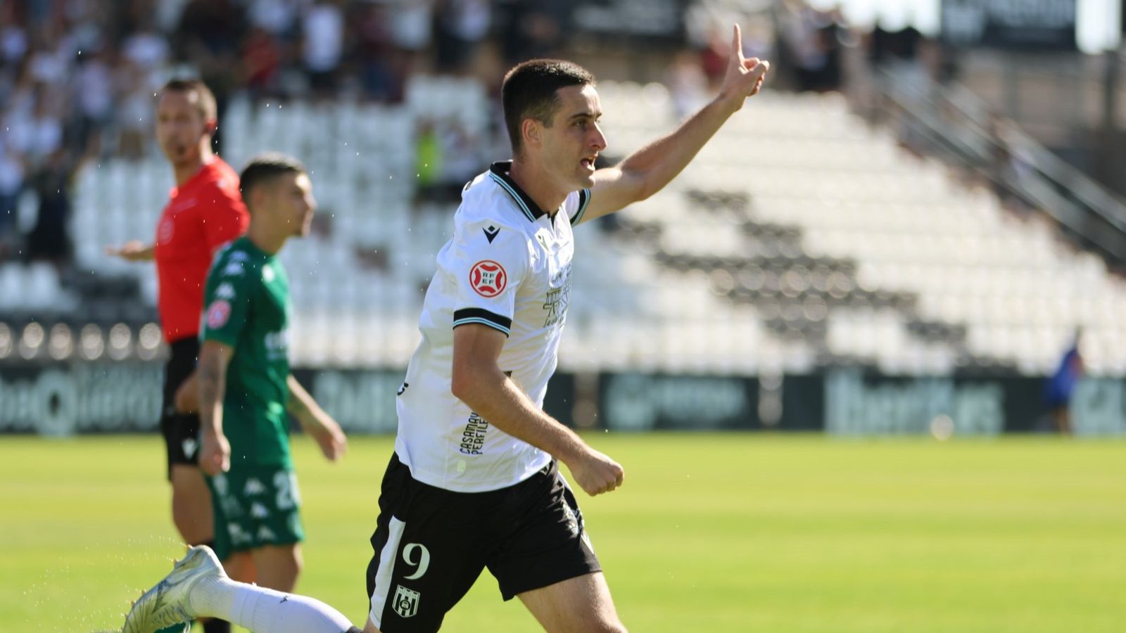 Álvaro García, delantero que interesa al Córdoba CF, celebra un gol con el Mérida.