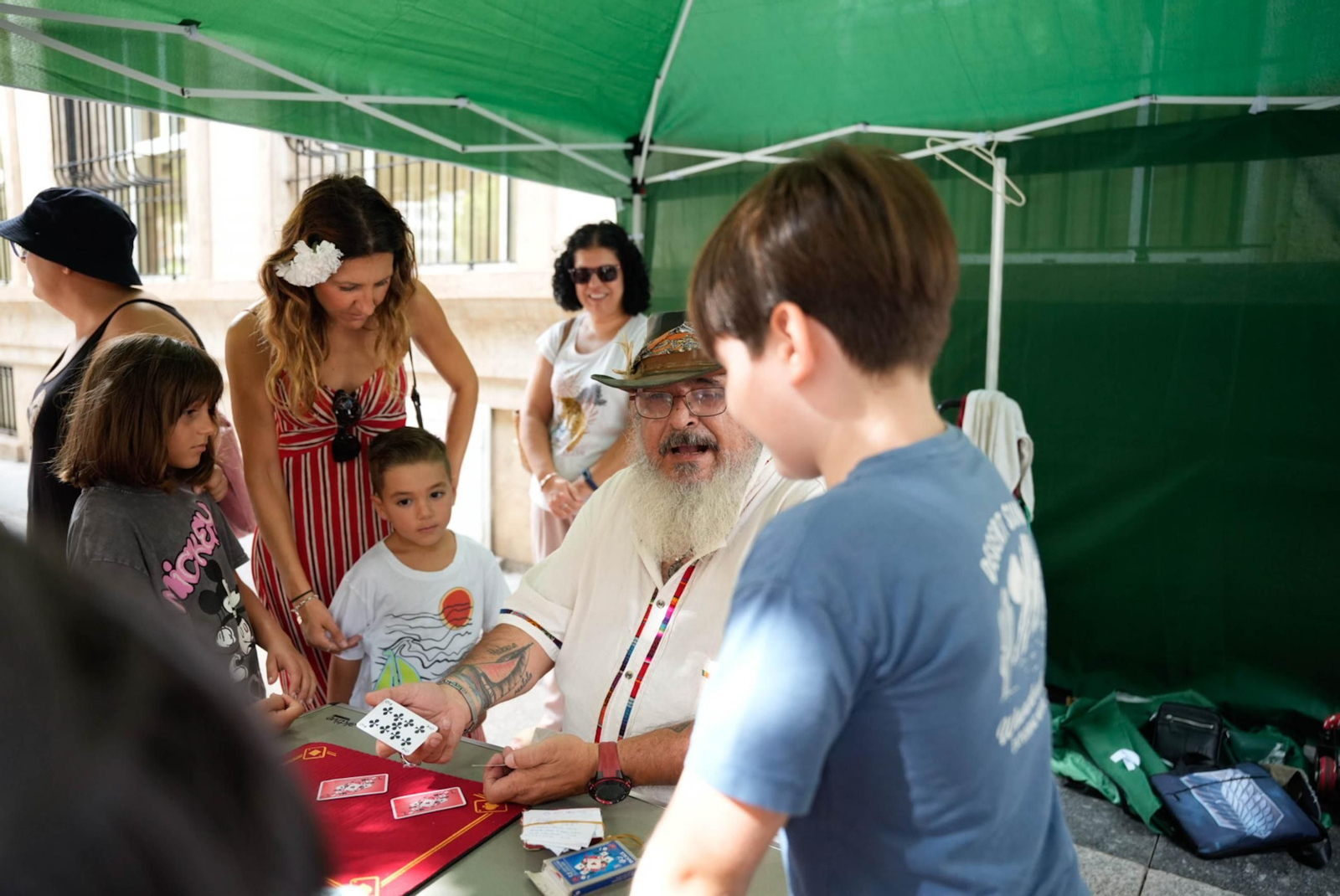 Las mejores imágenes del espectáculo de magia en la calle de la Feria de Almería