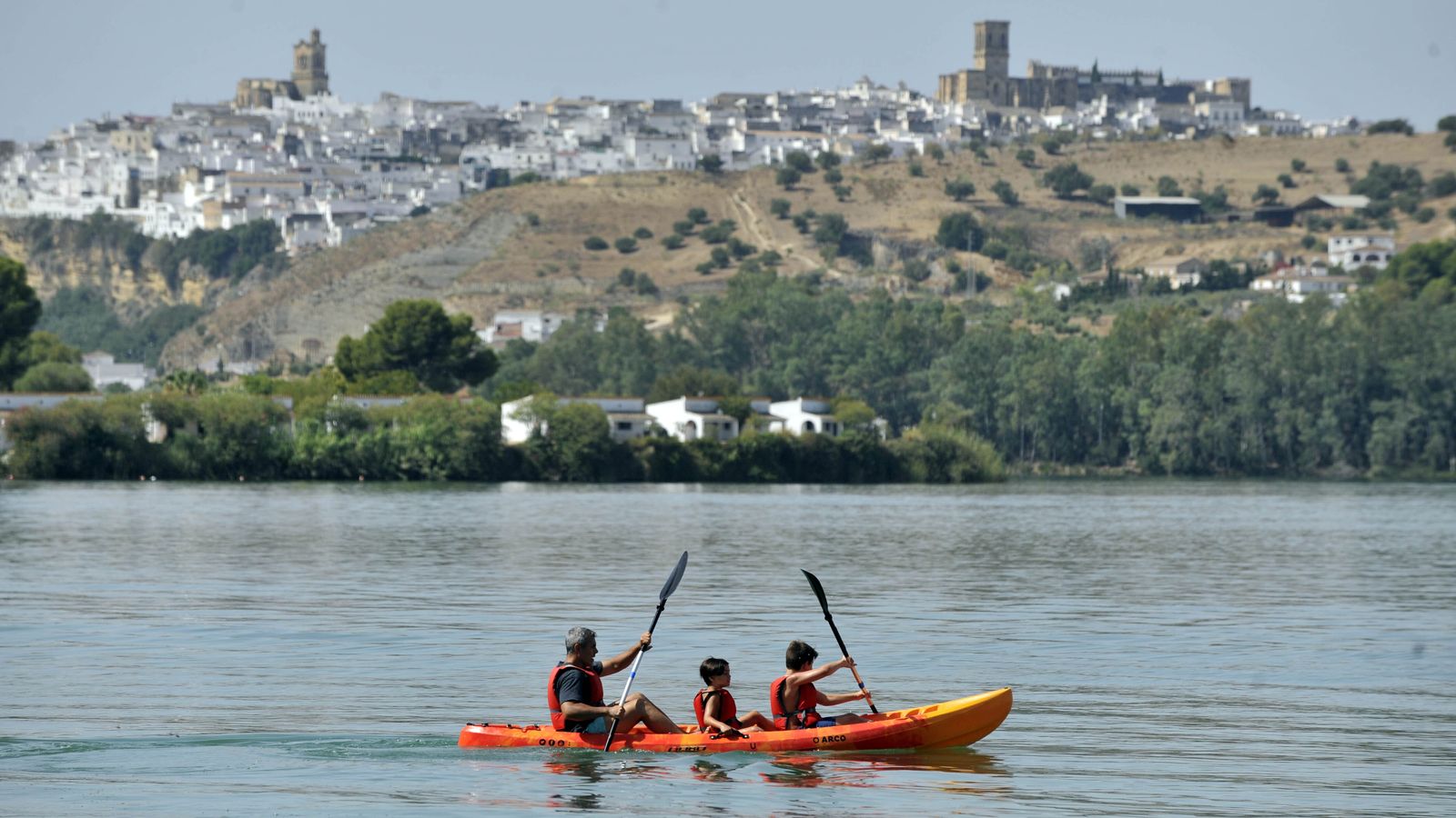 Una familia disfrutando de una ruta en kayak en el lago de Arcos