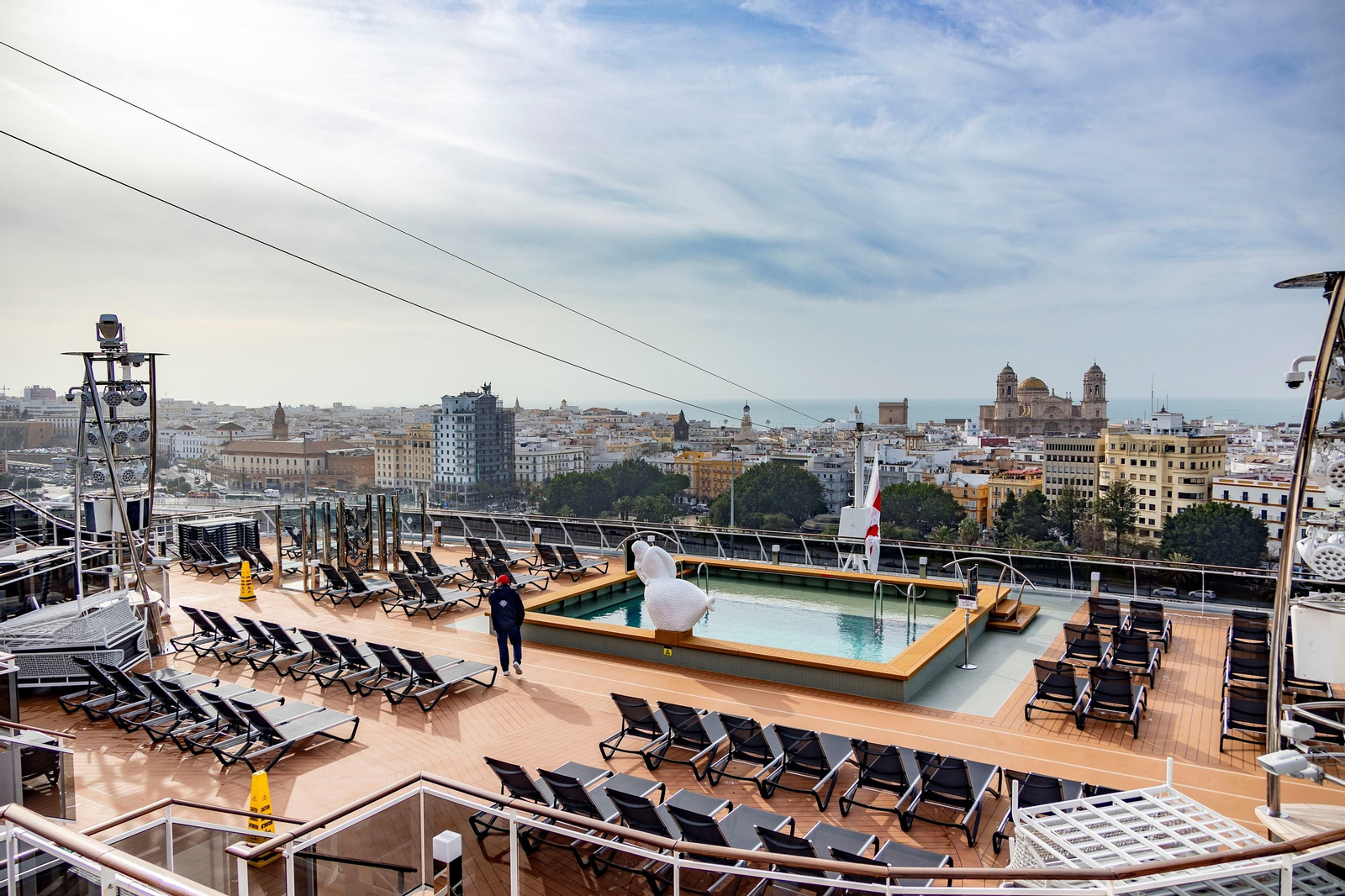 Imágenes de la visita del crucero MSC Euribia al puerto de Cádiz