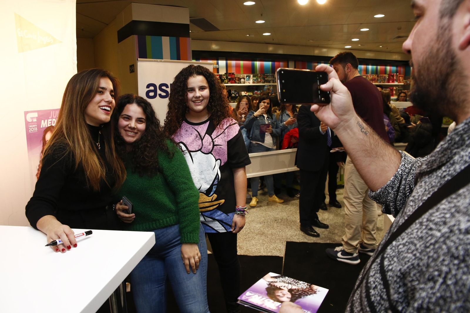 Imágenes de la firma de discos de Julia Medina de 'OT' en Granada