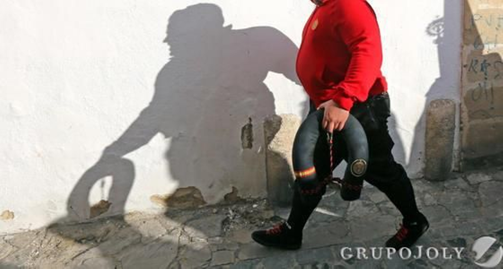 Un costalero de Jesús de las Penas antes de entrar en San Mateo.

Foto: Miguel Angel Gonzalez