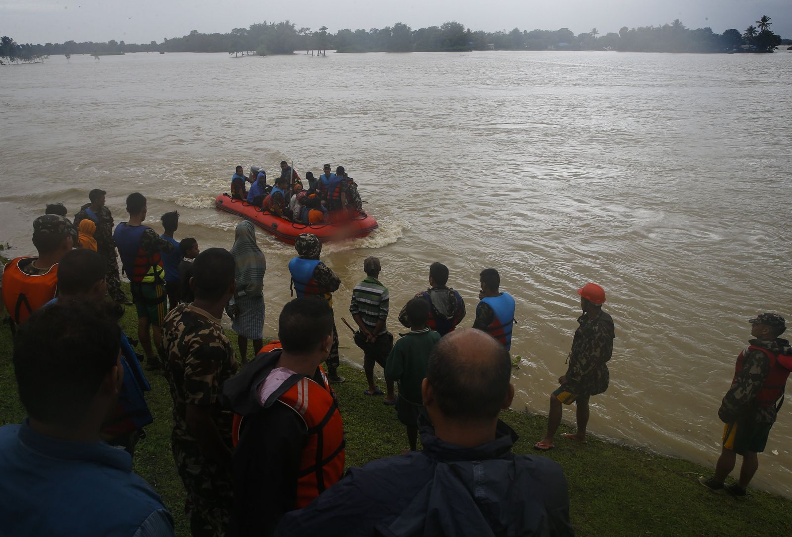 Rescate de personas por las inundaciones en Nepal.