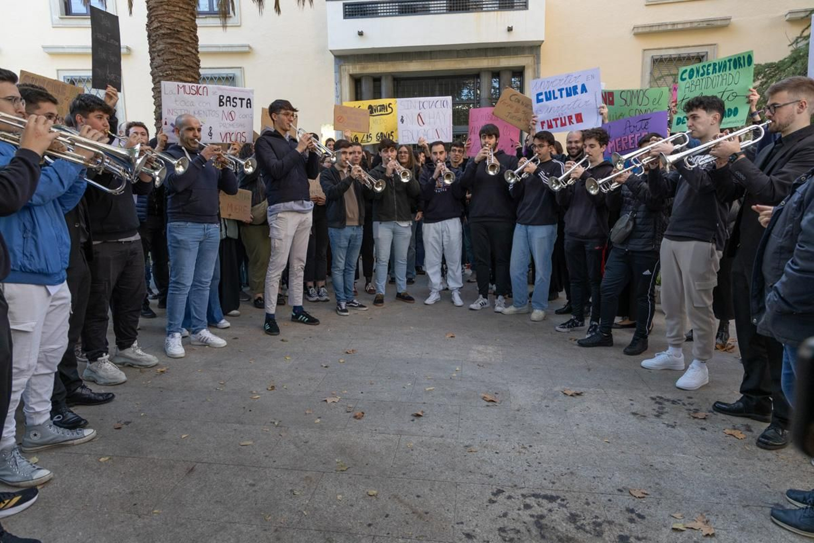 Concentración del alumnado del Conservatorio Superior de Música de Jaén para reclamar a la Junta de Andalucía que cumpla con los compromisos de dotación instrumental de la nueva sede