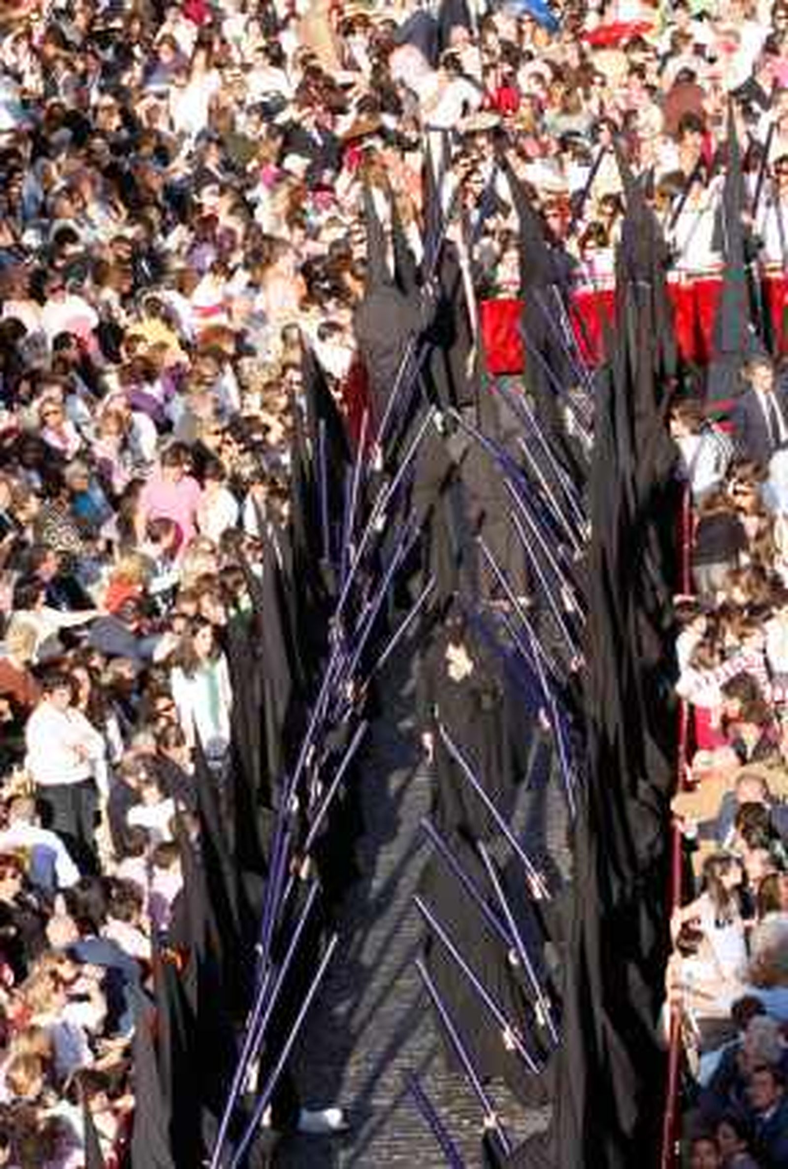 La fila de nazarenos entra en Campana.

Foto: Victoria Hidalgo