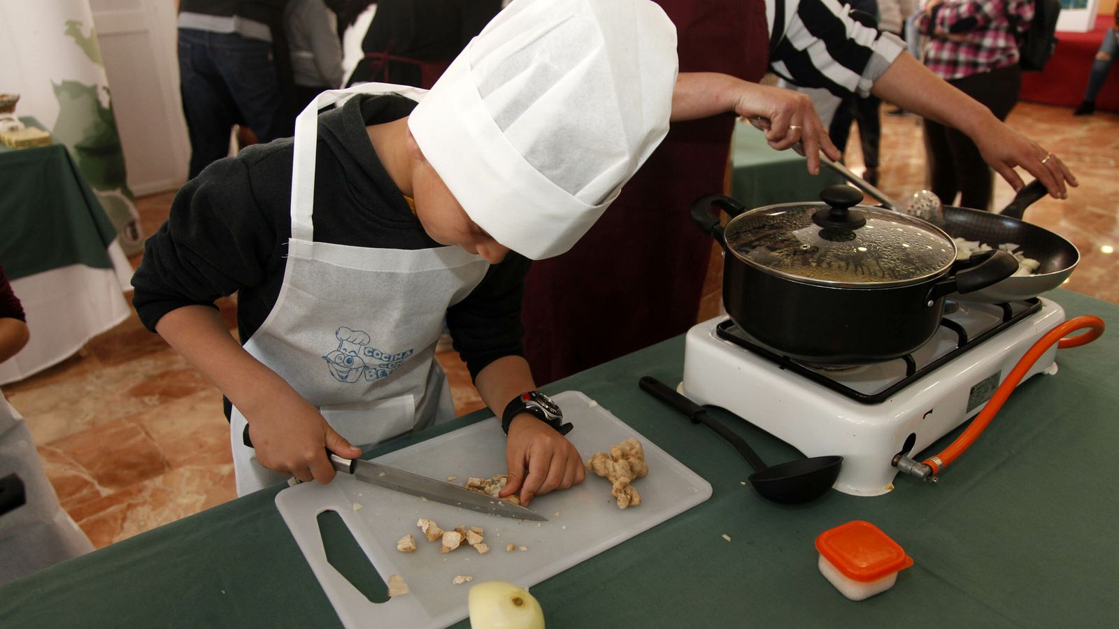 Uno de los pequeños chefs corta la turma para el arroz risotto.