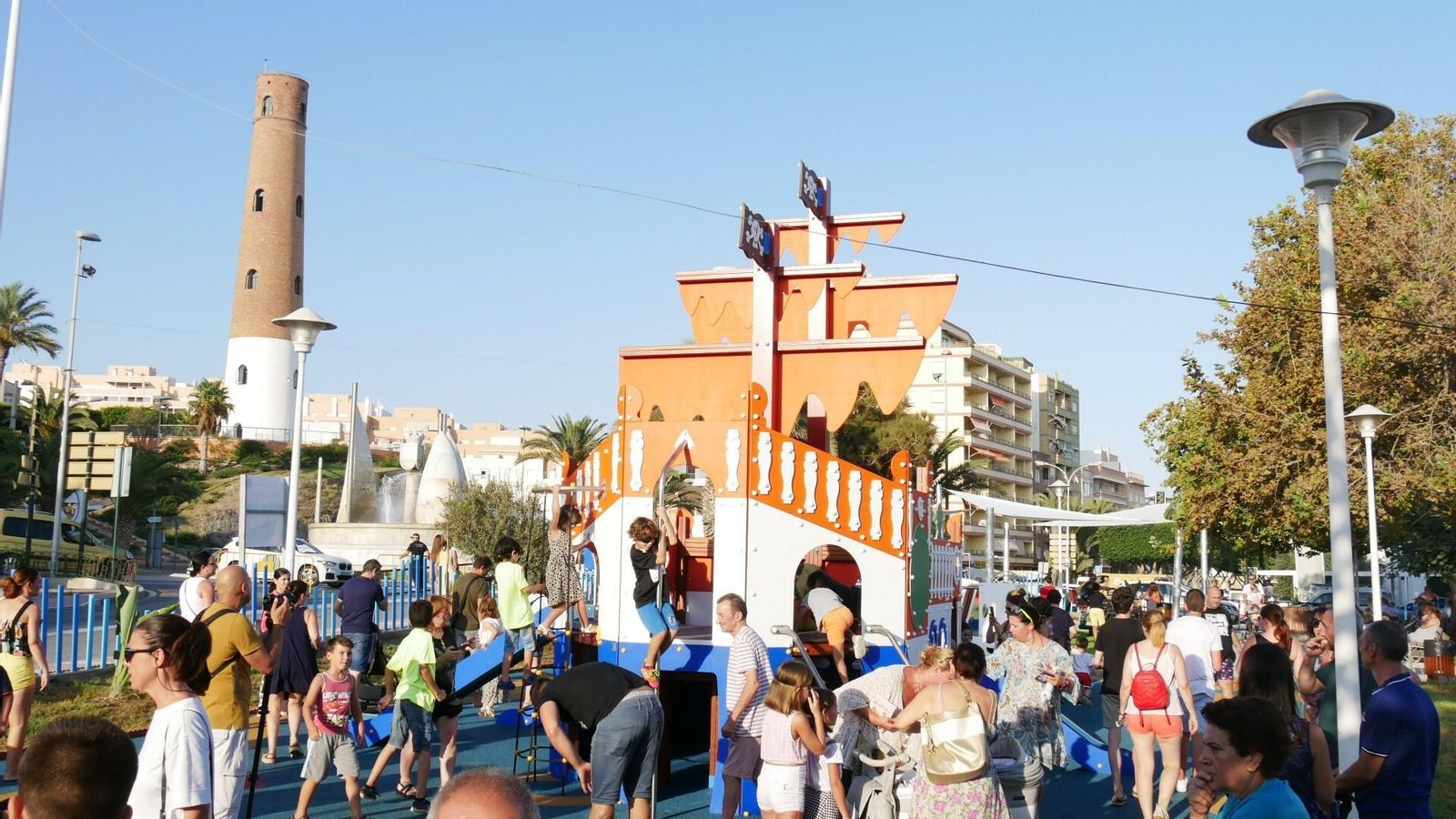 Llamativo barco pirata de juegos.