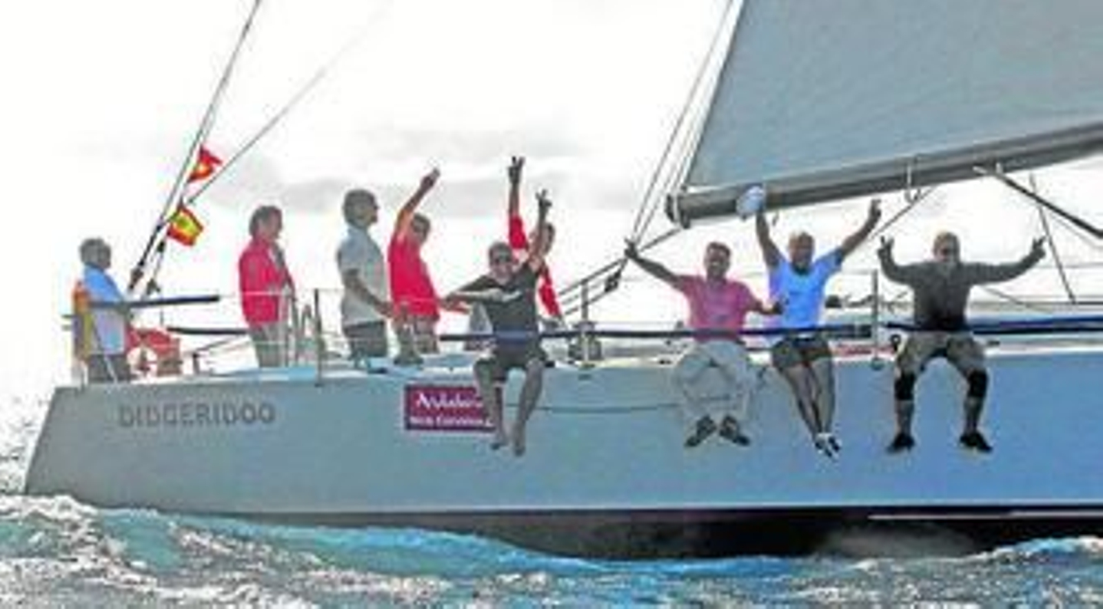 Los tripulantes del 'Didgeridoo' saludan a su llegada a La Gomera.