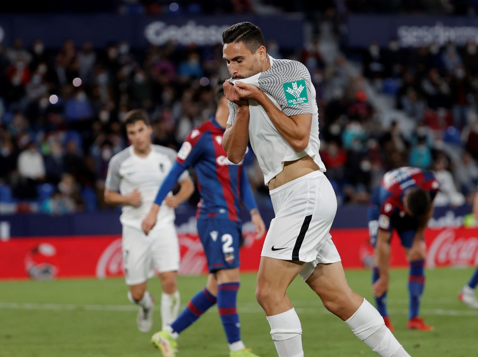 Antonio Puertas se besó el escudo cuando anotó el tercer tanto del Granada CF.