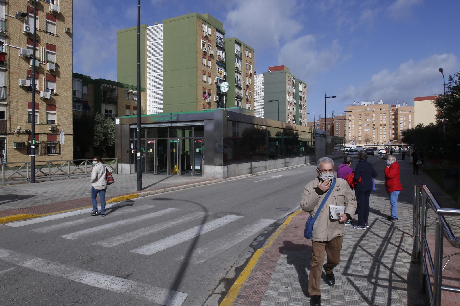 Una vista de la zona considerada como 'casco antiguo' de Montequinto, junto a la parada de Metro que lleva el nombre del barrio.