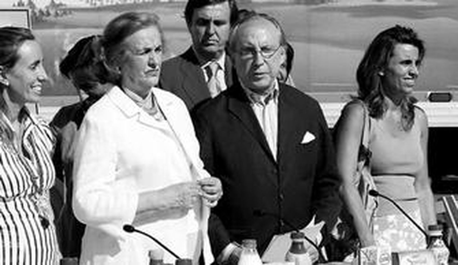 Una abeja que come y bebe muy bien