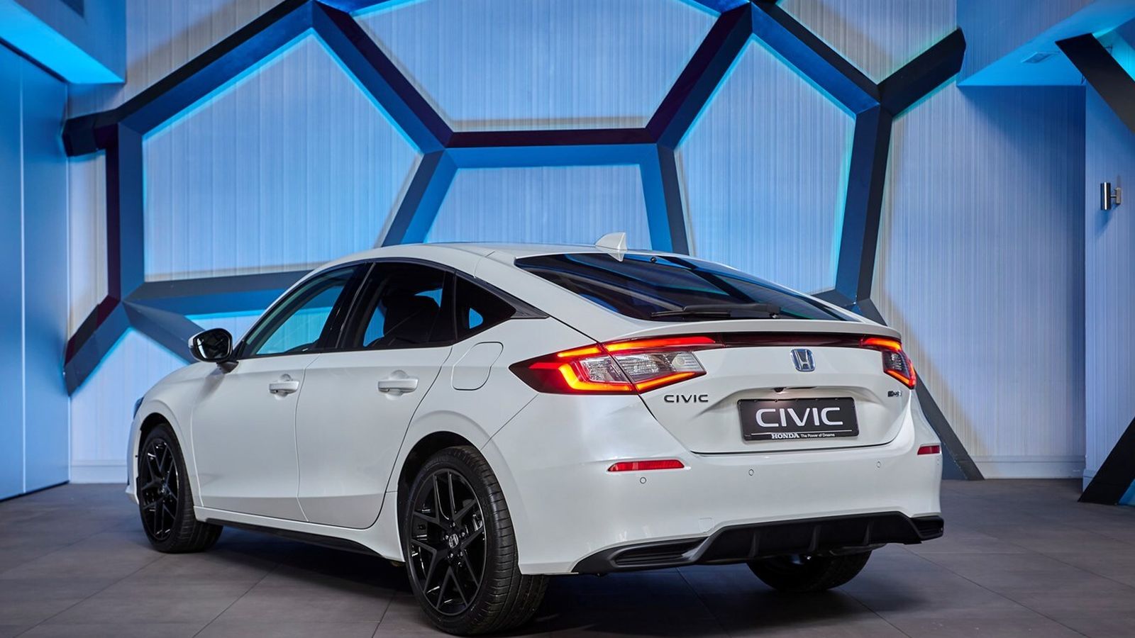 El motor eléctrico mueve las ruedas delanteras y el de gasolina trabaja como generador para  producir electricidad para alimentar la batería.