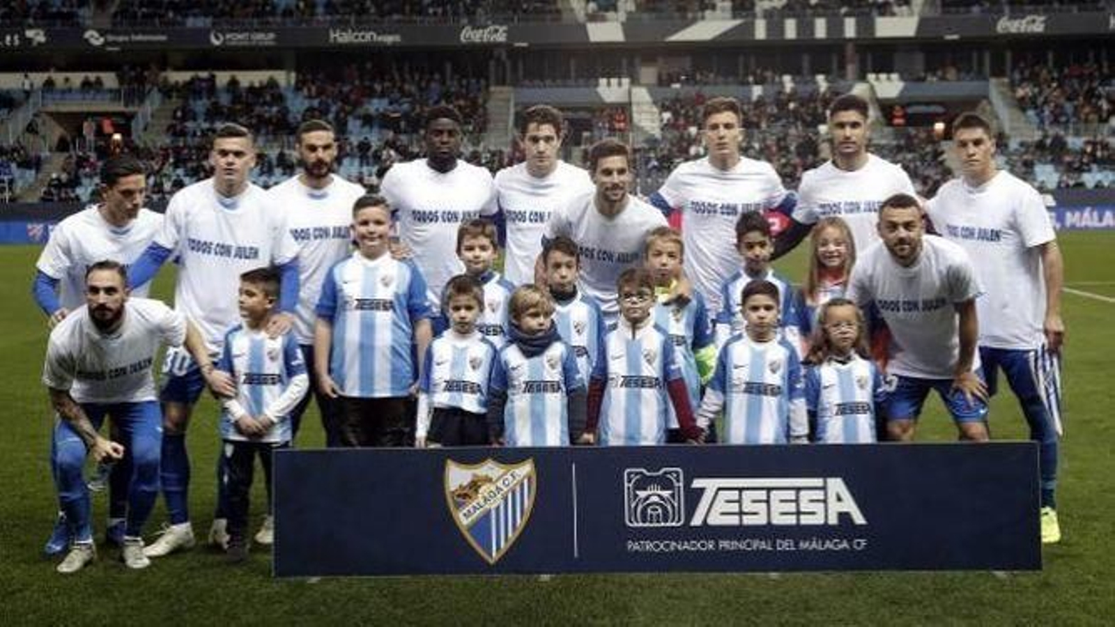 Los jugadores del Málaga, con la camiseta de apoyo a Julen.