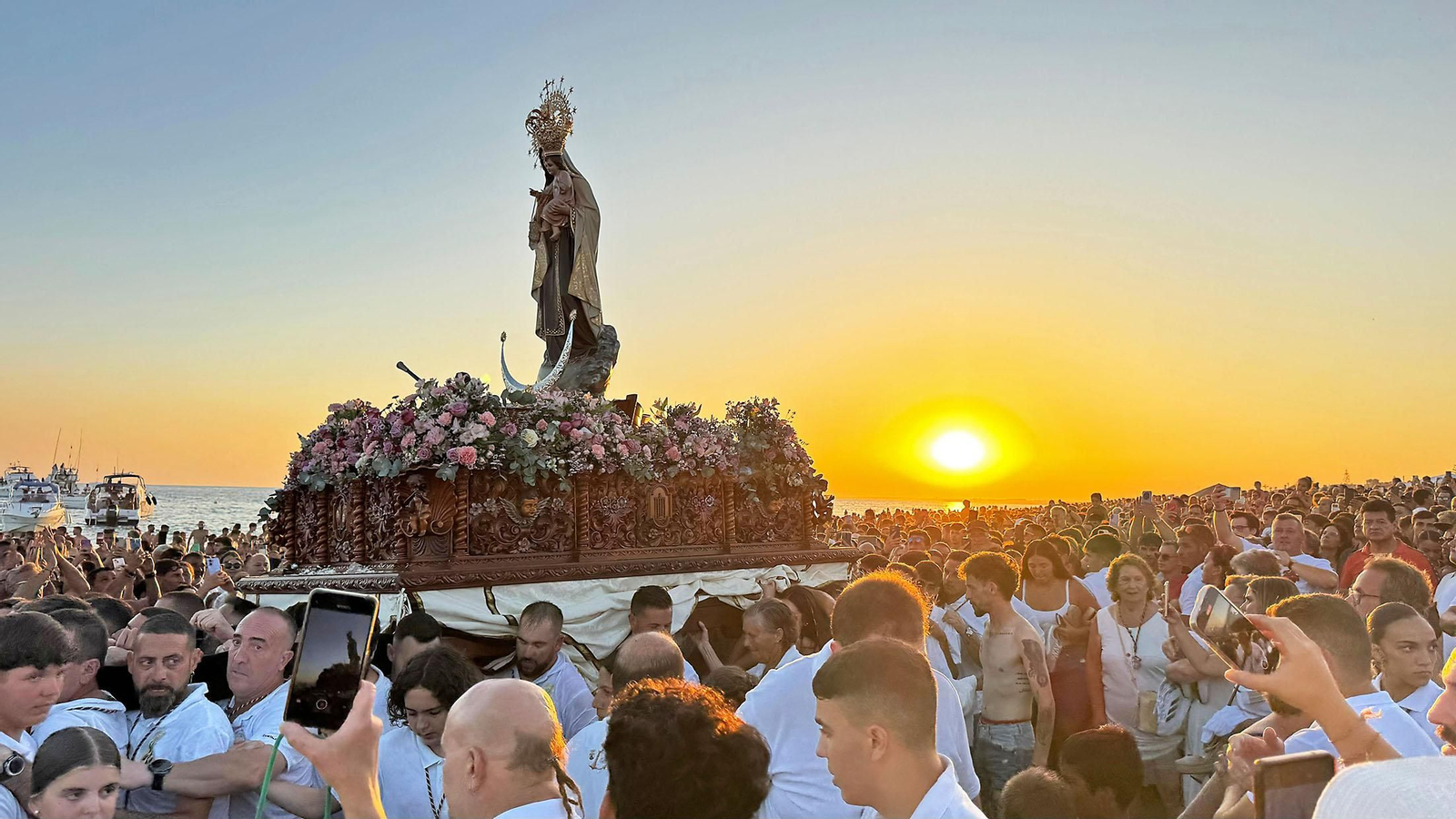 Imágenes de la Virgen del Carmen procesionando en Punta Umbría
