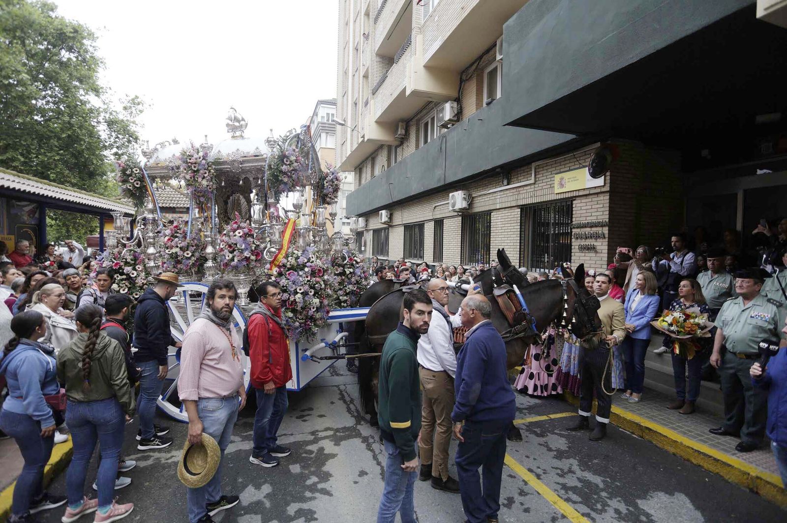 El Rocío 2023: Imágenes de la Hermandad de Emigrantes en su salida de Huelva