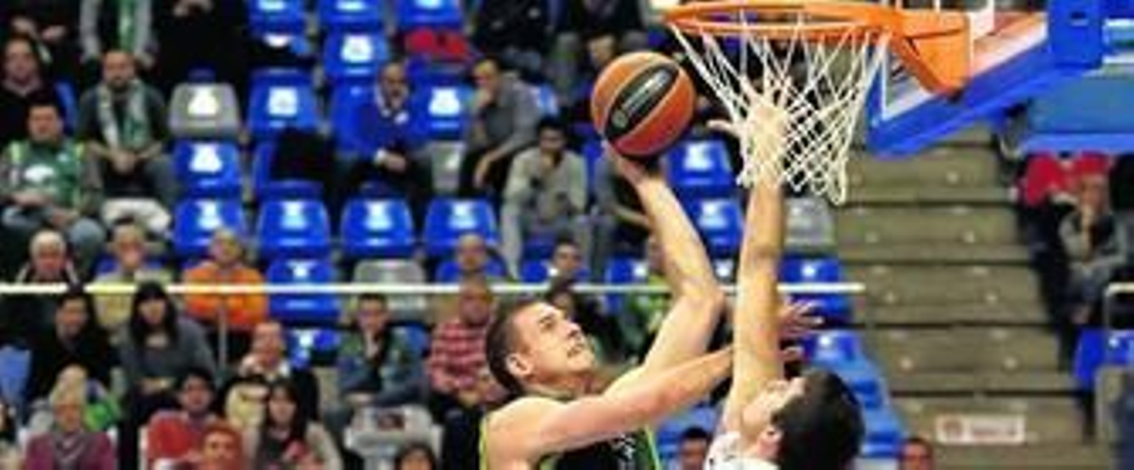 Nik Caner-Medley ataca el aro rival.