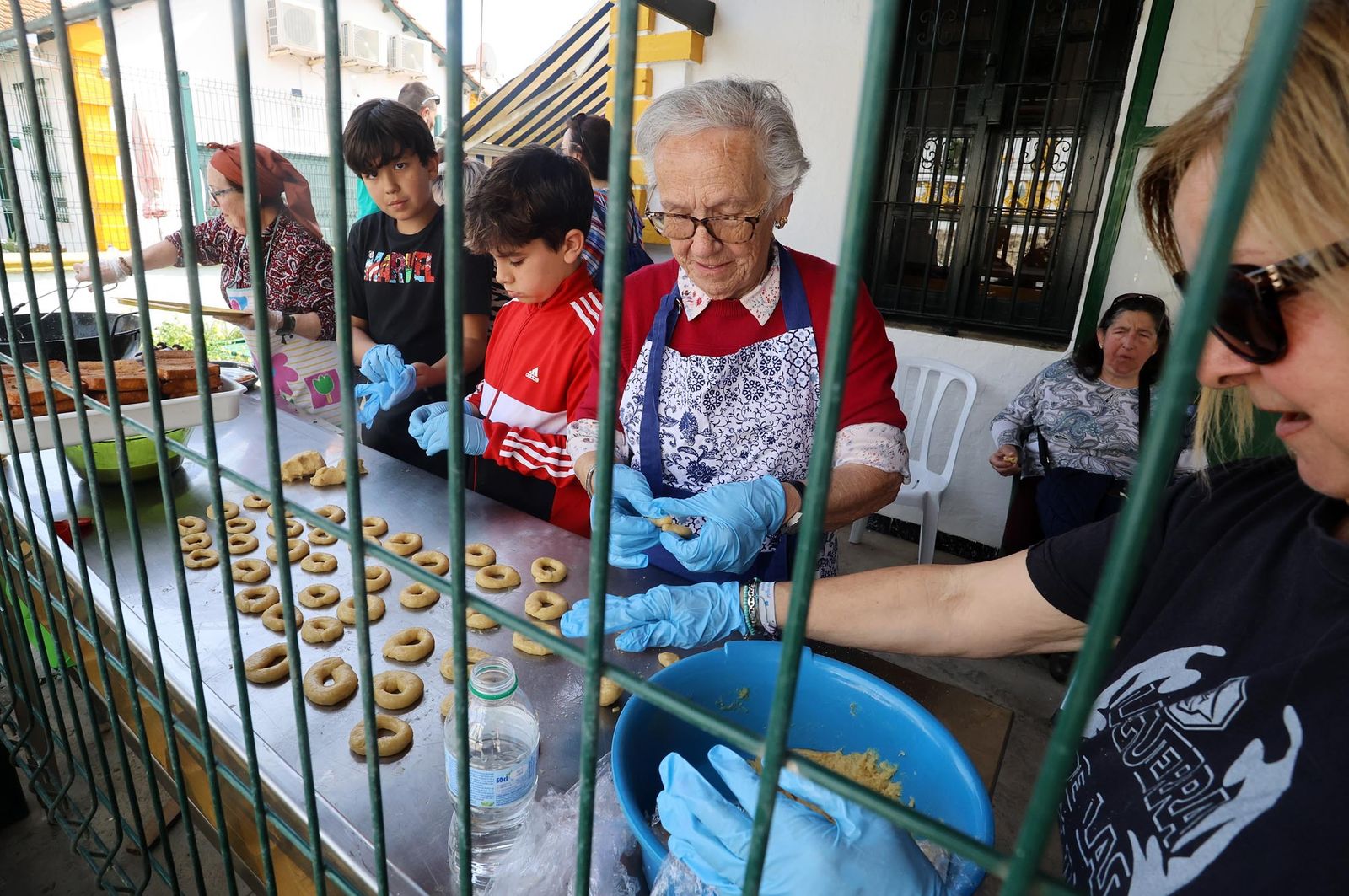 Imágenes de la elaboración de dulces de Cuaresma por los vecinos del Barrio Obrero