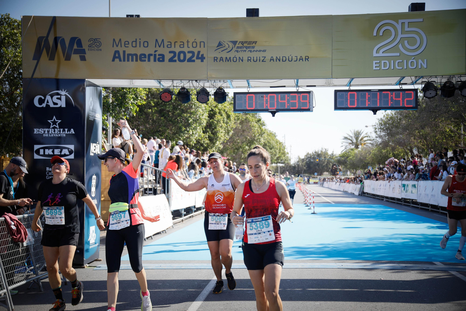 Imágenes de la llegada de la Media maratón Ciudad de Almería