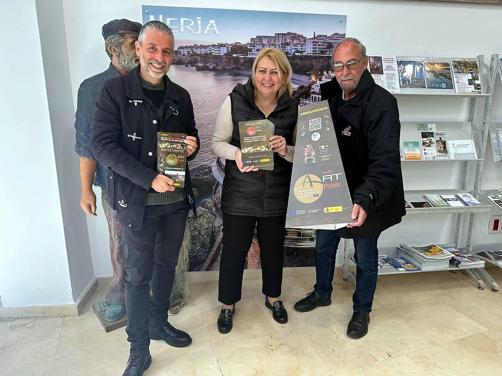 Acto de presentación de la iniciativa cultural en la oficina de turismo de Nerja.