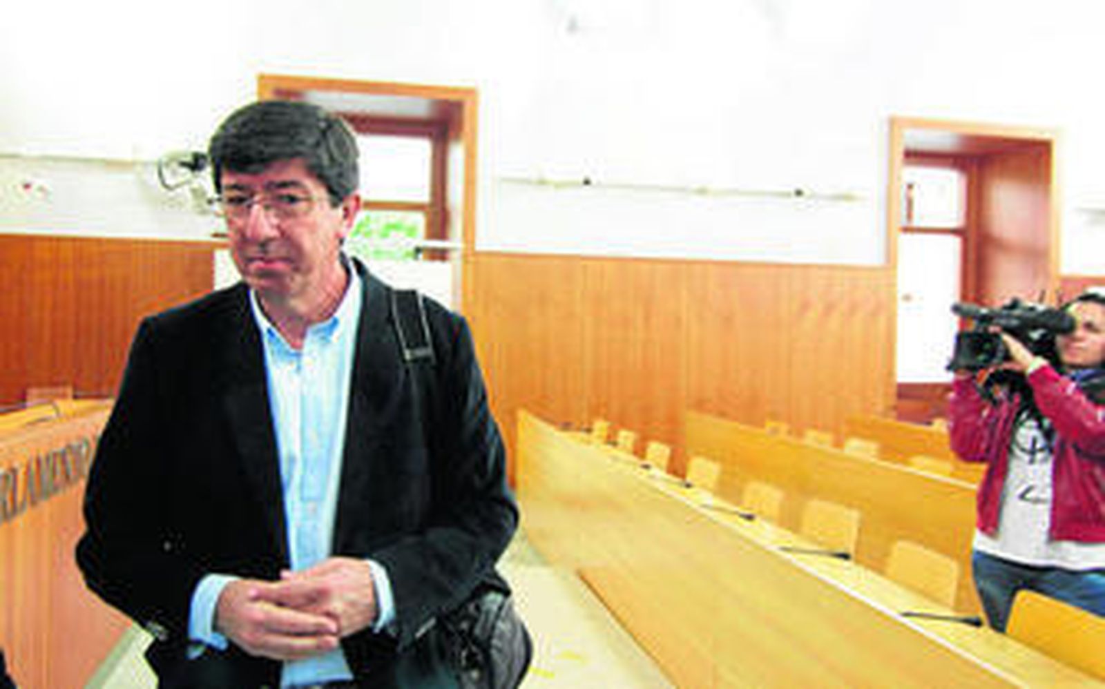 Juan Marín en una conversación con periodistas en la sala de prensa del Parlamento andaluz.