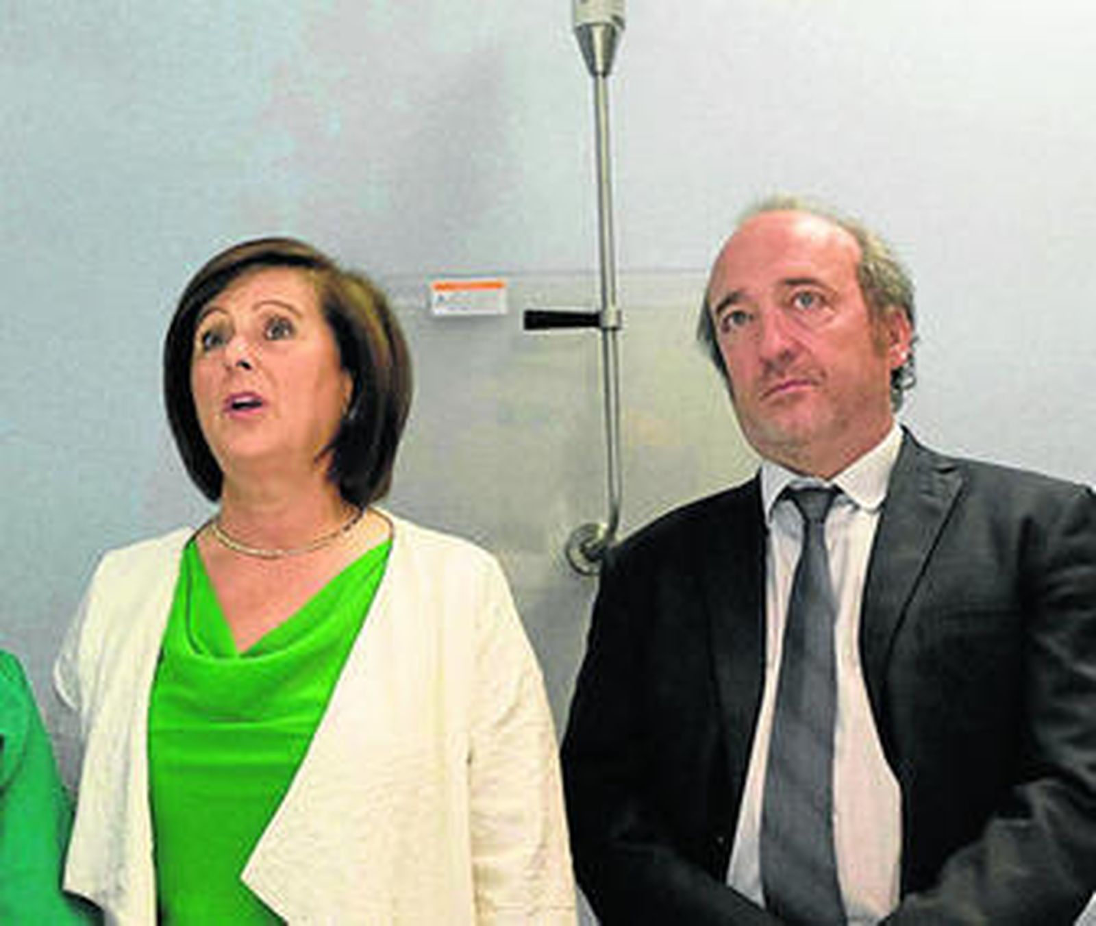 La consejera María José Sánchez Rubio junto a José Manuel Aranda, gerente del SAS.