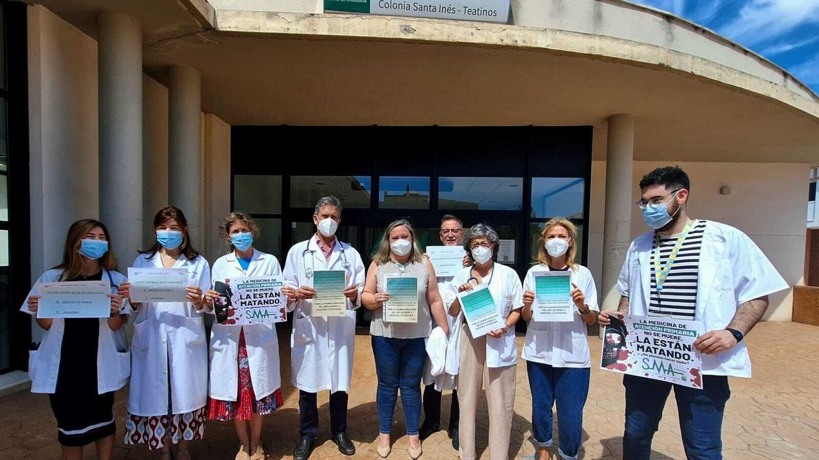 Concentración, este miércoles, en el centro de salud de Teatinos.