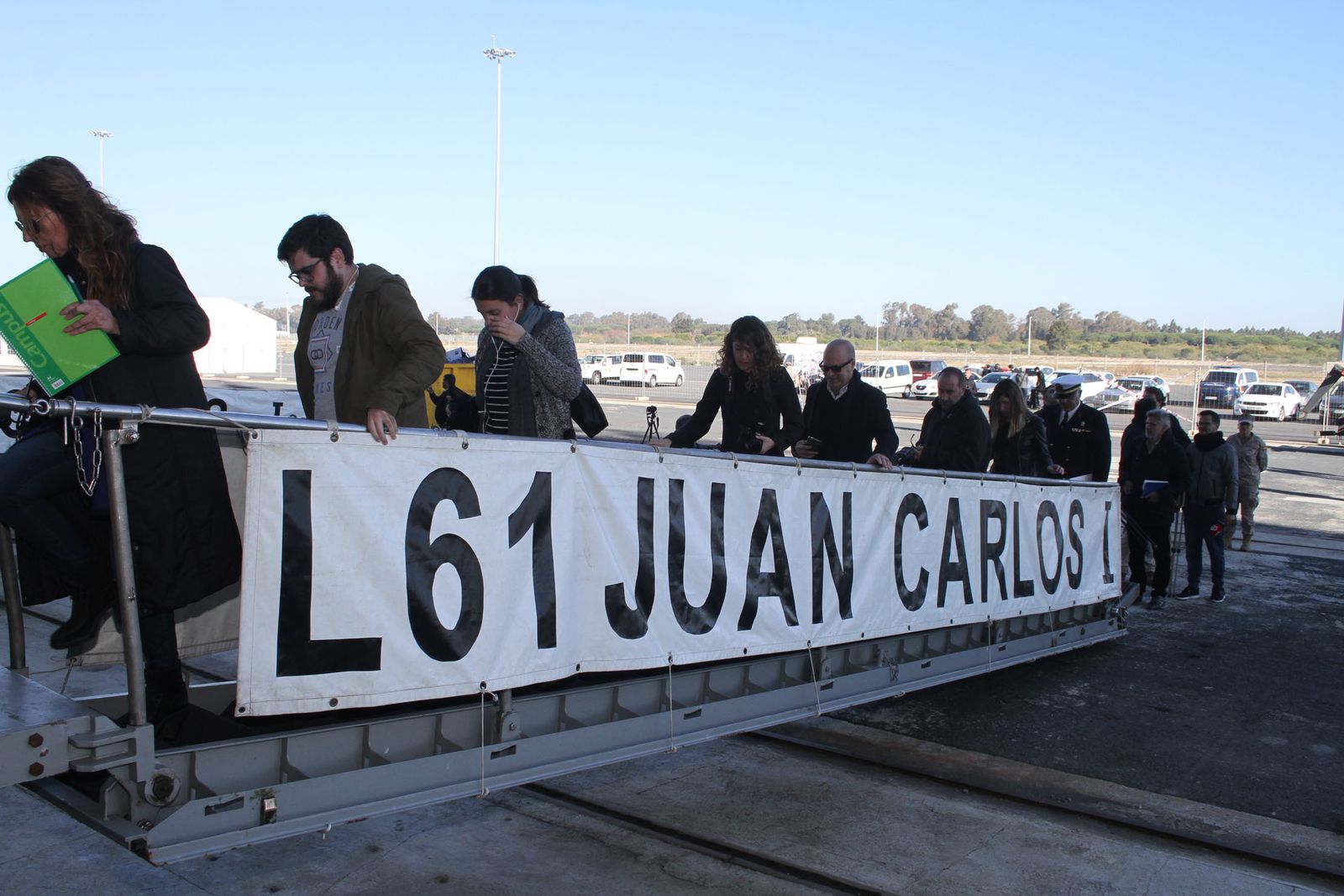Imágenes de las primeras horas del portaaviones "Juan Carlos I" en el puerto de Huelva, durante su visita este fin de semana