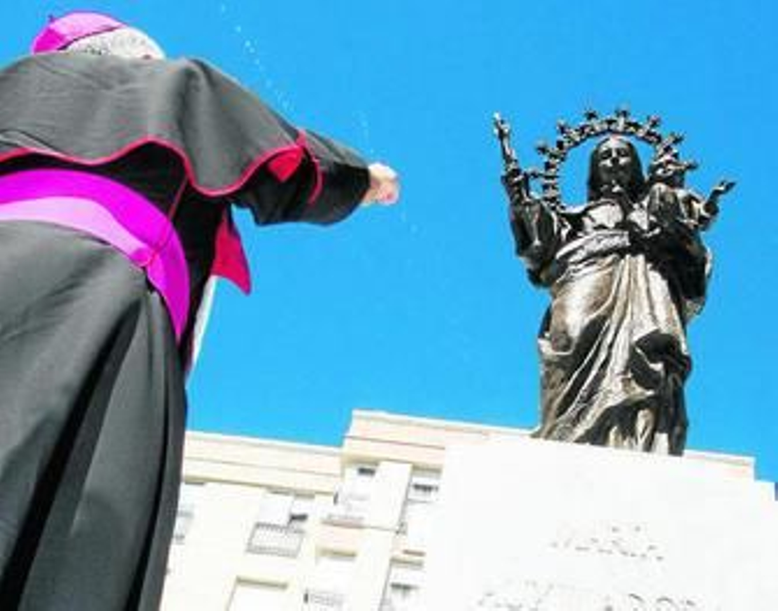 Un instante del acto del descubrimiento del monumento, que reunió a muchísimas personas.
