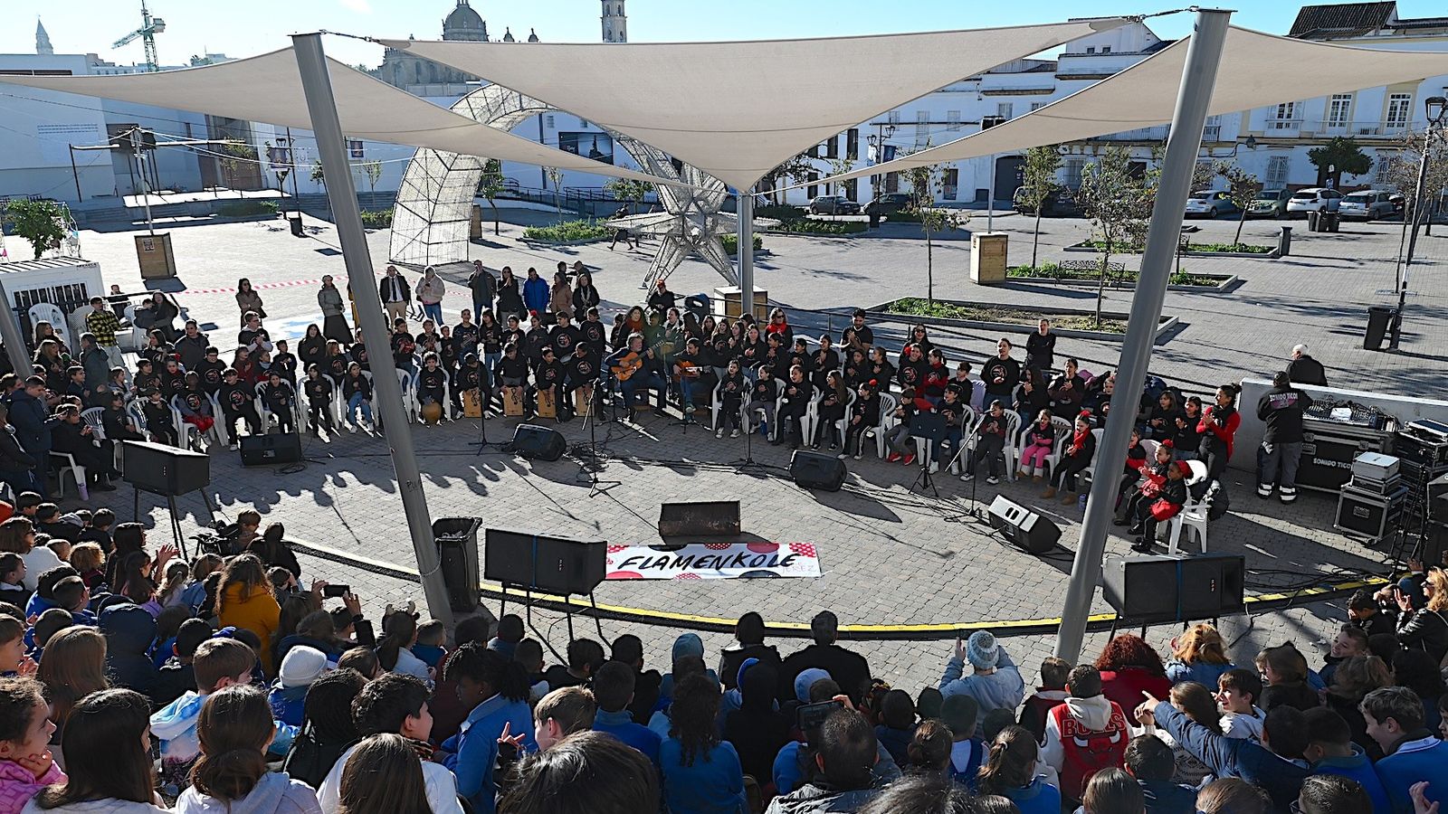 Alumnos que han participado este miércoles en la zambomba de los estudiantes de Flamenkolé en la plaza Belén.