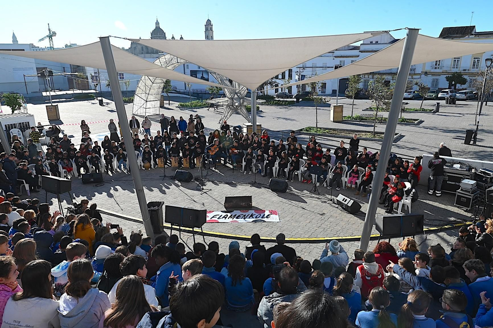 Alumnos que han participado este miércoles en la zambomba de los estudiantes de Flamenkolé en la plaza Belén.
