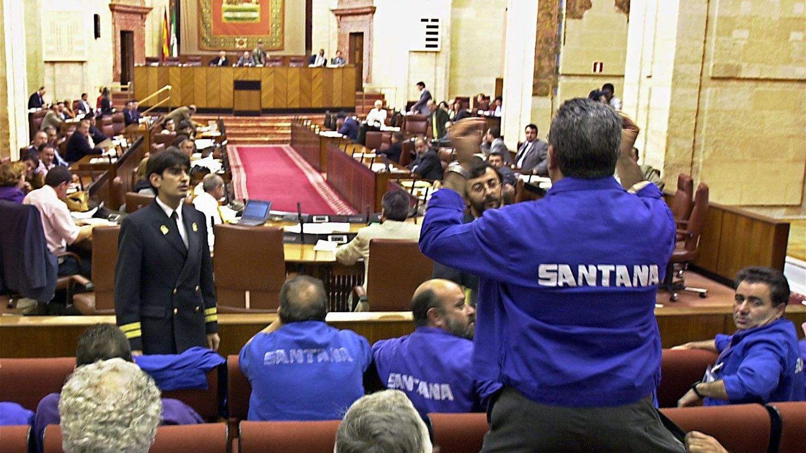 Un trabajador de Santana Motor de Linares increpa al presidente del parlamento andaluz, Javier Torres Vela, el 24 de octubre de 2001, momentos antes de ser expulsado.