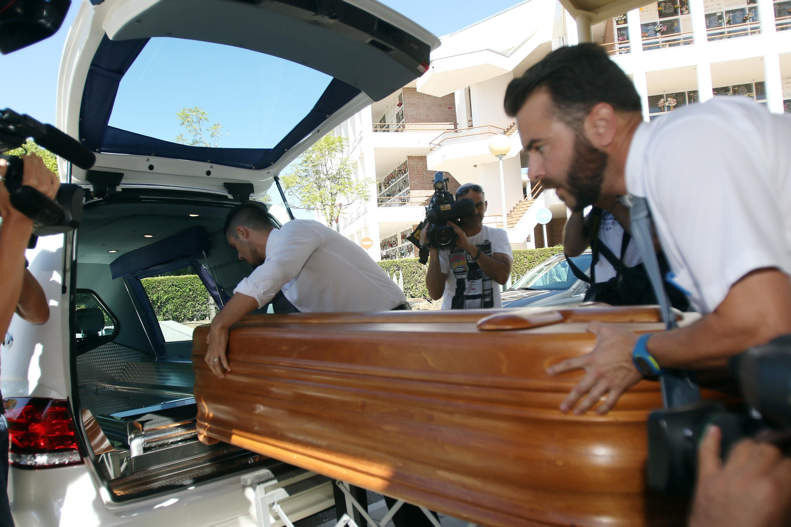 La familia de Blesa acude al tanatorio donde se incineró el cadáver del exbanquero