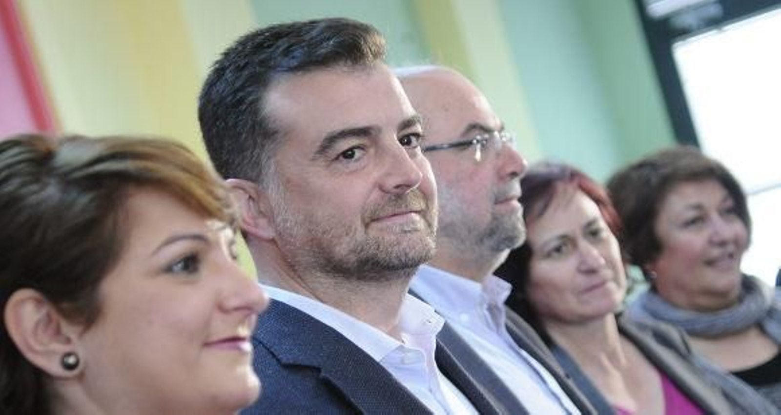 Antonio Maíllo, con su equipo en la presentación de su programa./ Efe