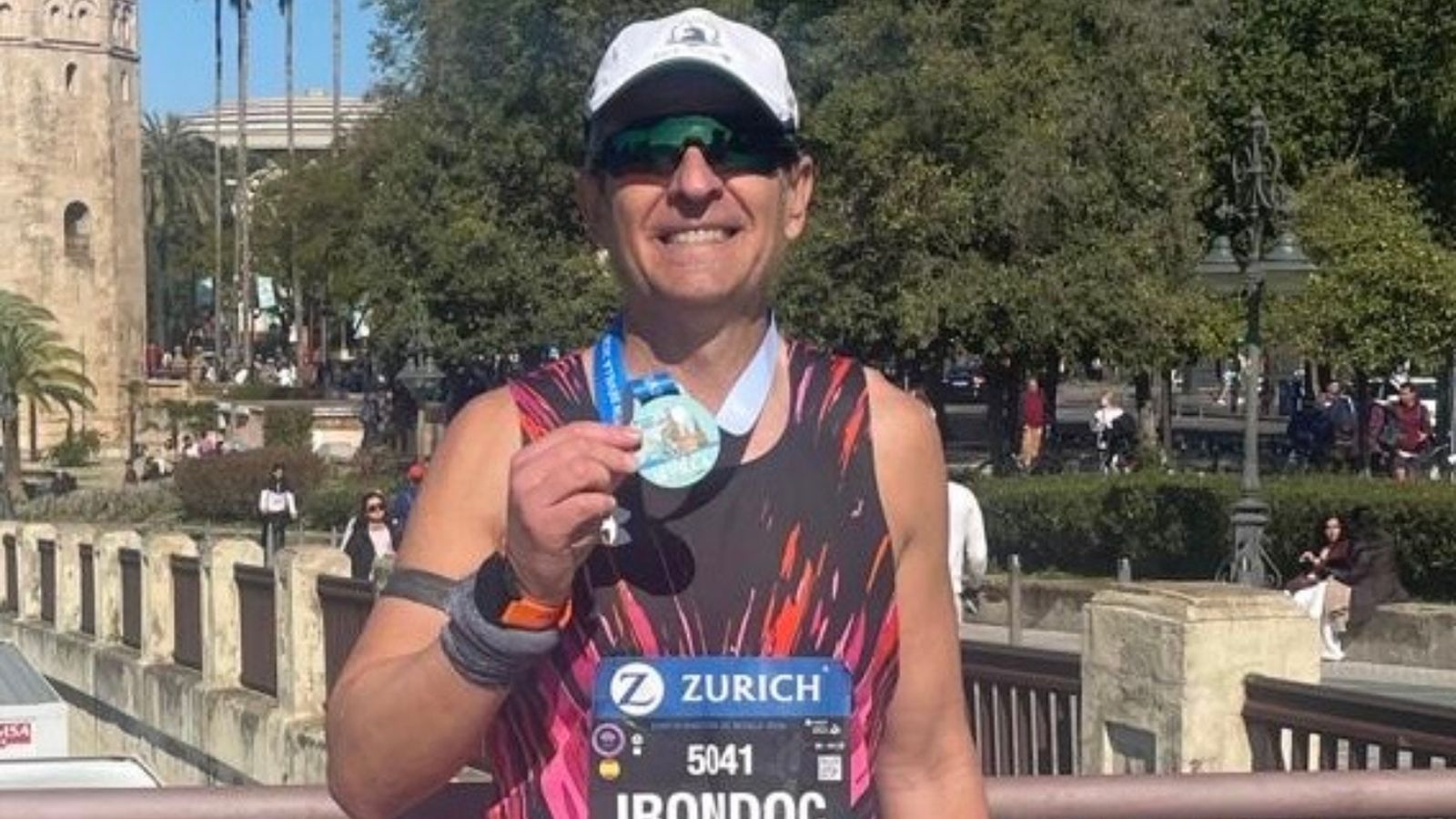 Antonio Ríos Luna, con la medalla lograda tras el Maratón de Sevilla 2026.