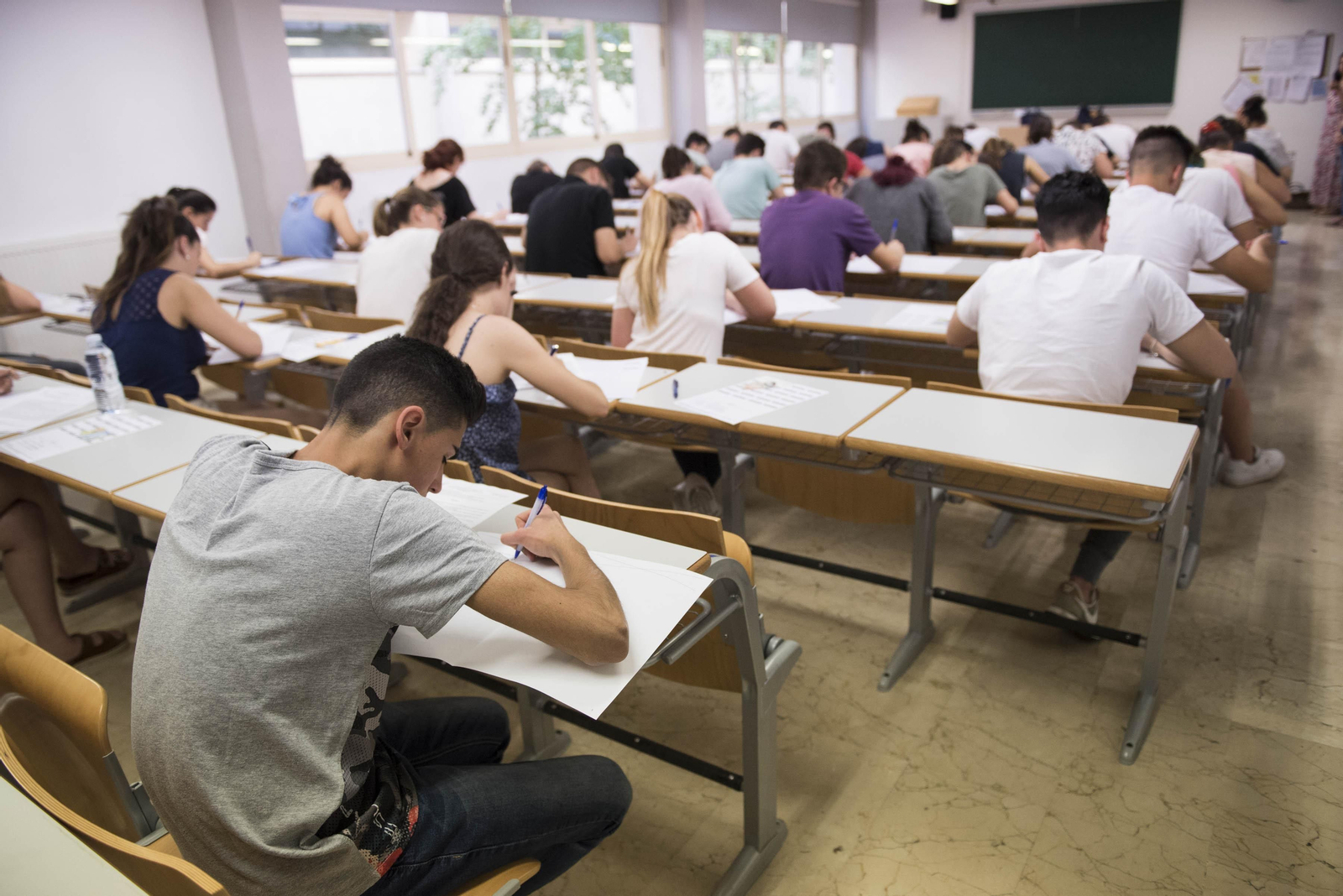 Alumnos durante los exámenes en el Aulario de Derecho.