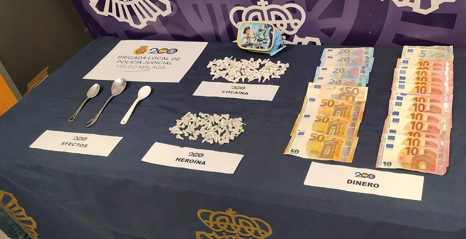 Detenida por vender drogas en una tienda de comestibles y golosinas de Vélez-Málaga.