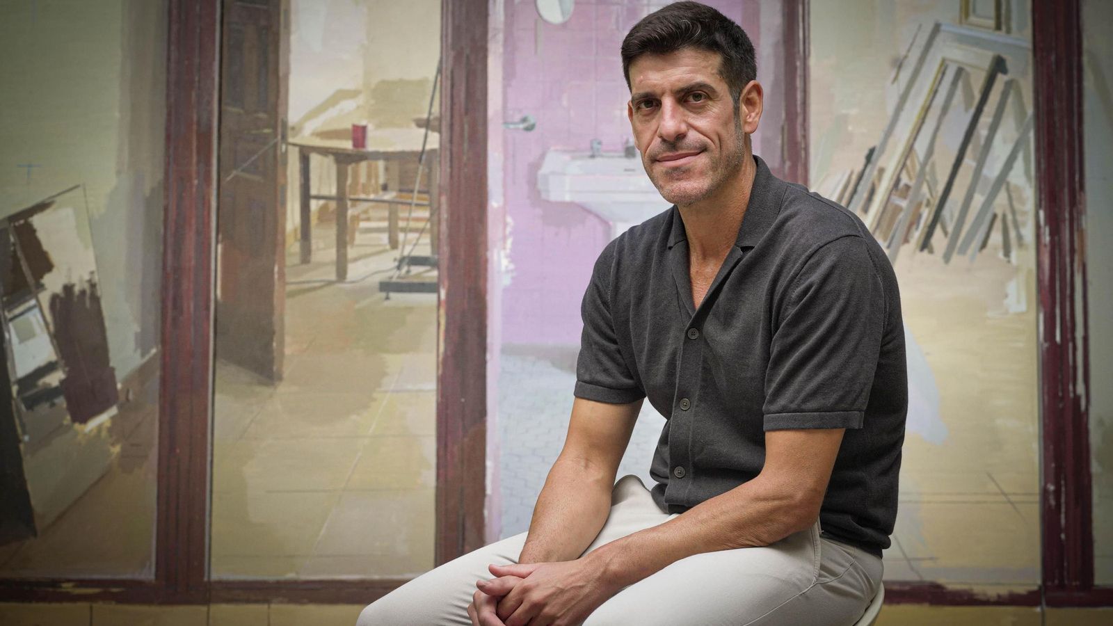 El pintor jerezano junto a una de sus obras.