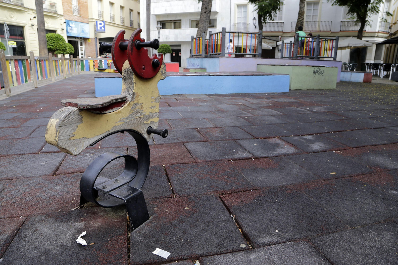 Imagen del parque de la plaza del Progreso, ayer, en el que se renovará el suelo.