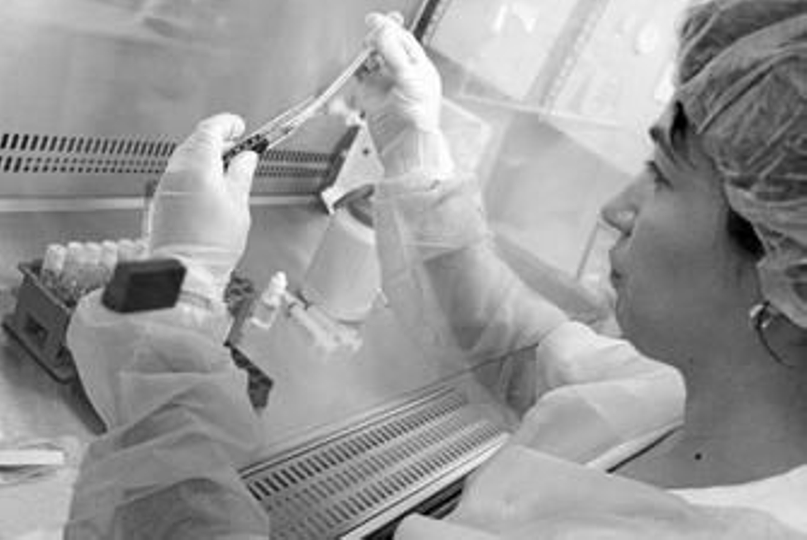 Una trabajadora del Centro Regional de Transfusión Sanguínea elabora el colirio para un paciente.