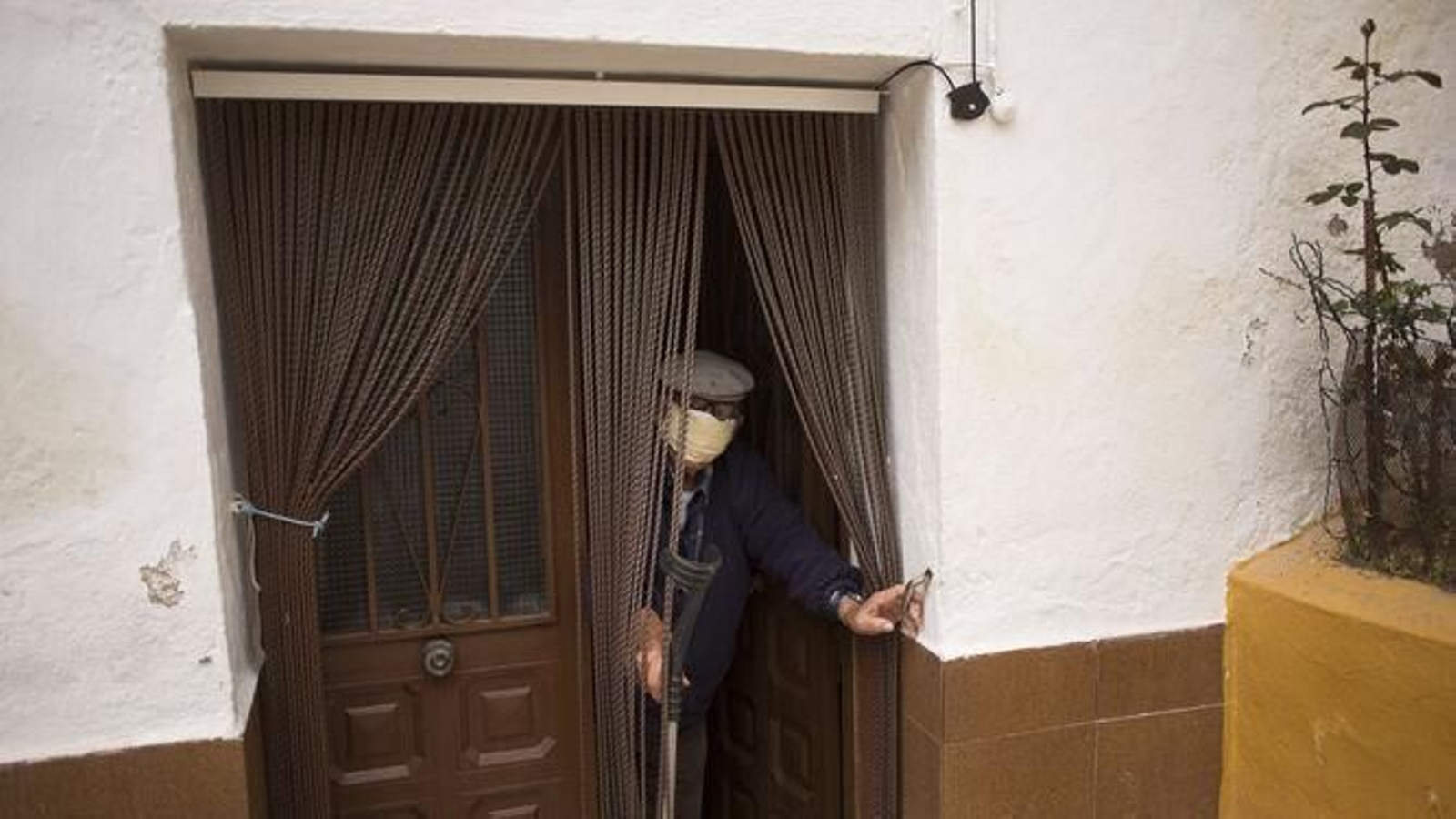 Un vecino de Jimera de Líbar, durante el confinamiento del Covid-19.