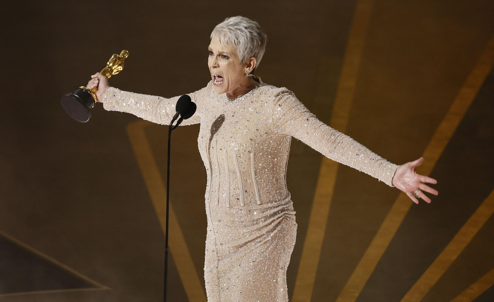 Jamie Lee Curtis recoge el Oscar a la Mejor Actriz Secundaria por 'Todo a la vez en todas partes'.
