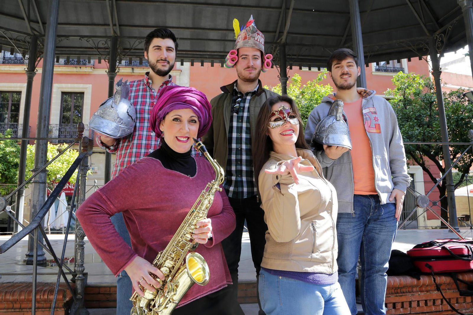Floren y Javi Iniesta, Carlos Nieves, Chari Gil y Lola Vega, de los coros de Julio Pardo 		y Luis Rivero.