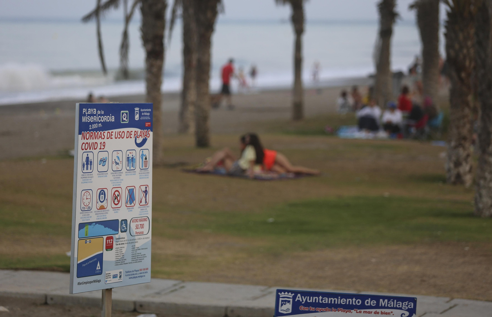 Solitaria noche de San Juan en las playas de Málaga, en fotos