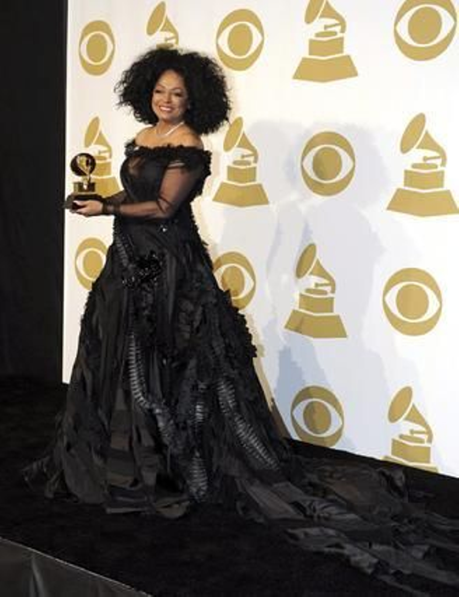 La cantante estadounidense Diana Ross posa con su galardón a la trayectoria. / EFE