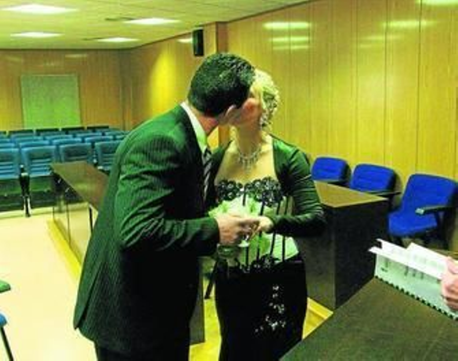 Una pareja contrae matrimonio por lo civil.