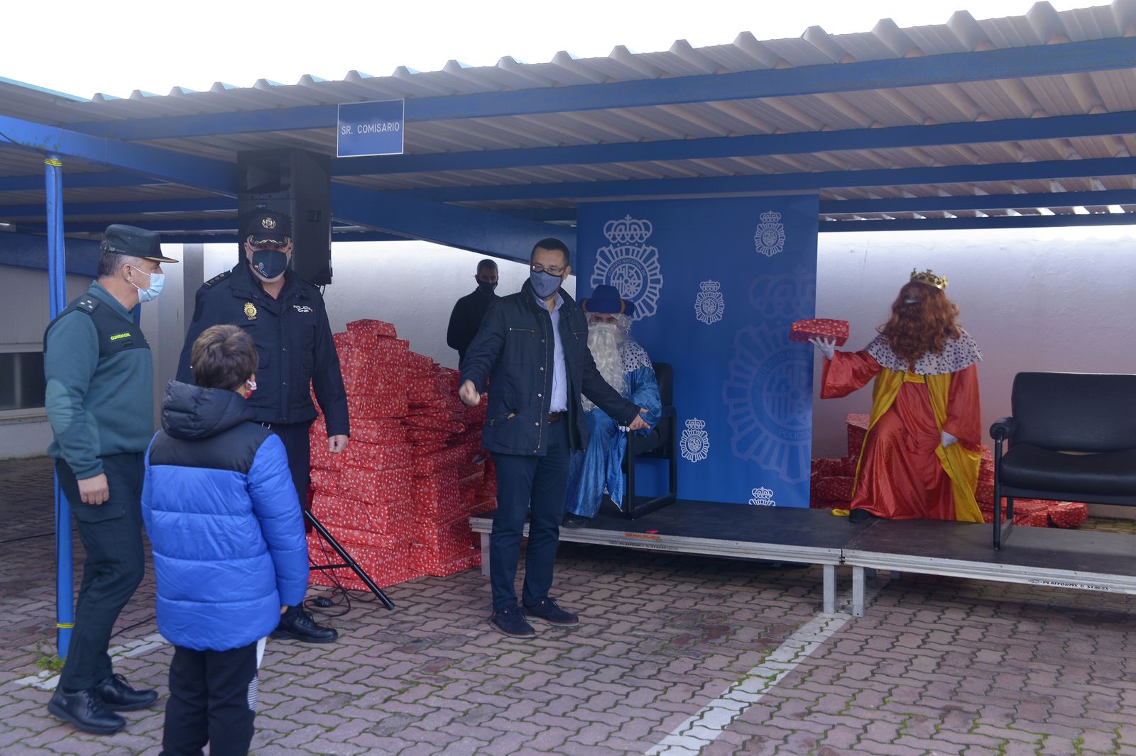 Fotos de la entrega de juguetes a familias por la CNP.