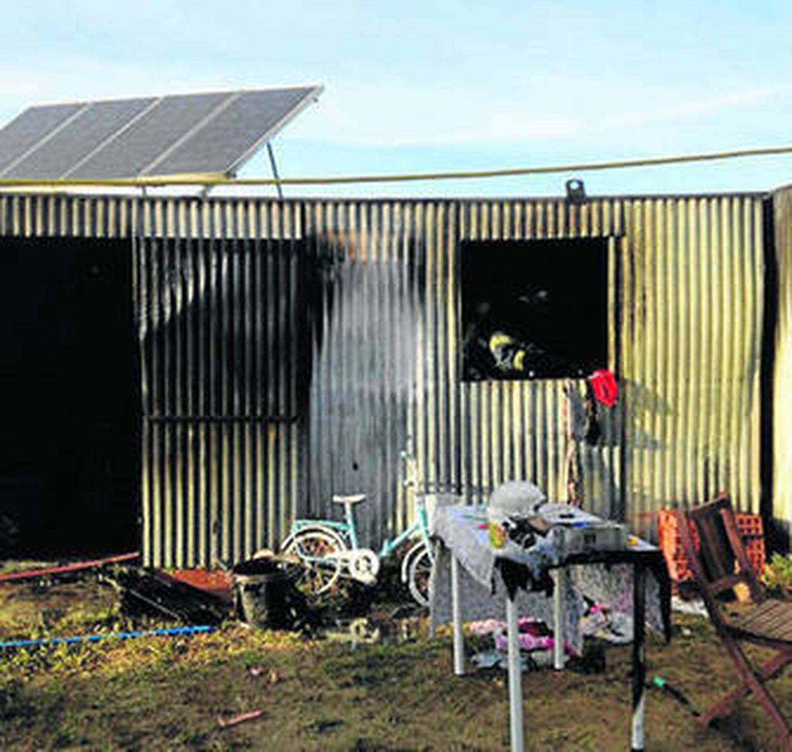 Imagen de la caseta que fue calcinada por las llamas.